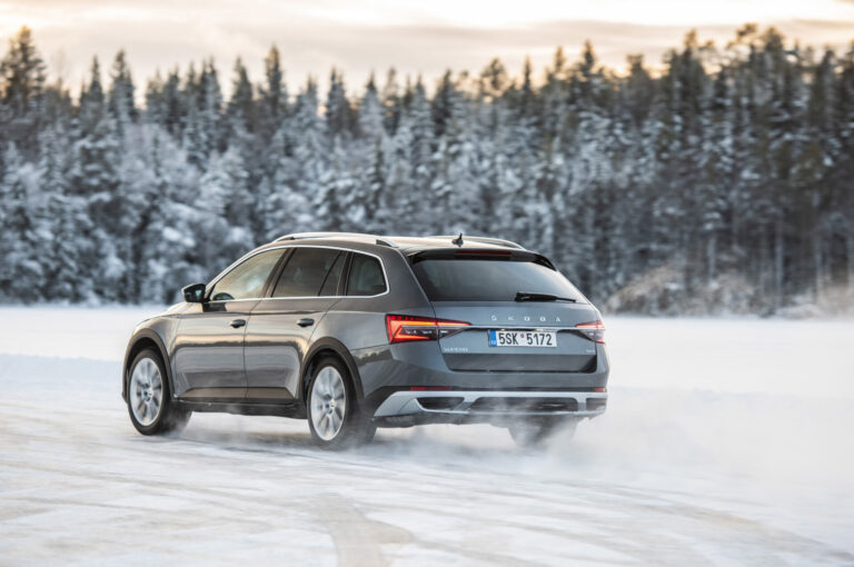 „Die Reifentester“ paskelbė pirmąjį šio sezono žieminių padangų testą – 215/55 R17