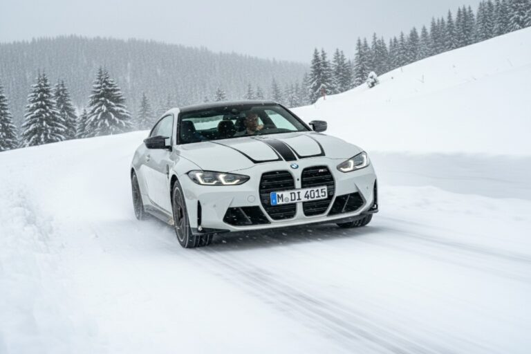 SportAuto realioje žiemoje išbandė žiemines padangas ant BMW M4 su galine pavara: geriausios 275/35 R19 padangos
